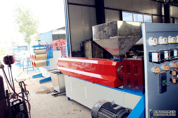 品質(zhì)好精度拉絲機